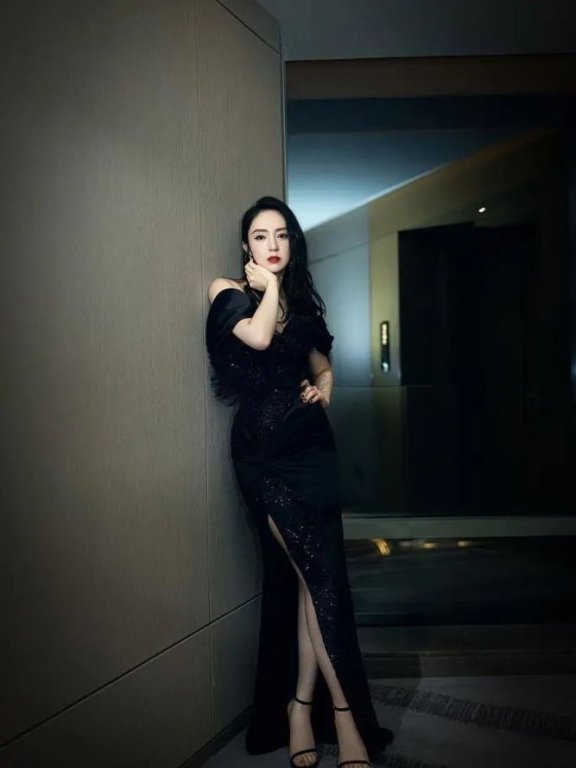 走起冷艳路线的董璇,美到了人的心坎上!