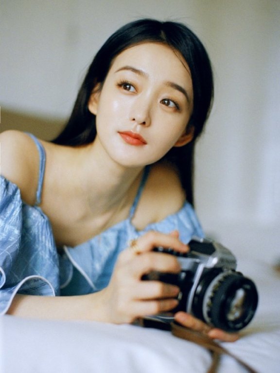 何泓姗穿蓝色吊带露肩长裙浪漫又温柔,长发飘飘如仙女