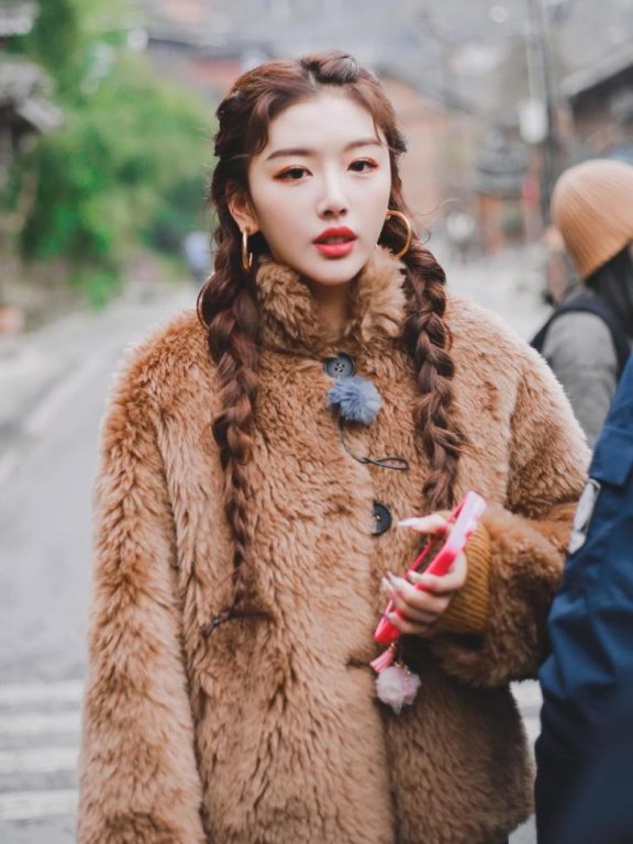 孔雪儿泰迪绒短外套配双麻花辫,保暖时尚又减龄
