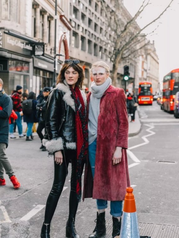 欧美街拍：马丁靴最佳示范穿搭来了，INS上的时尚大咖都爱不释手