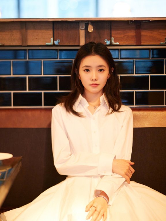 谋女郎刘浩存美艳浓妆显成熟,不再是素面朝天的打扮