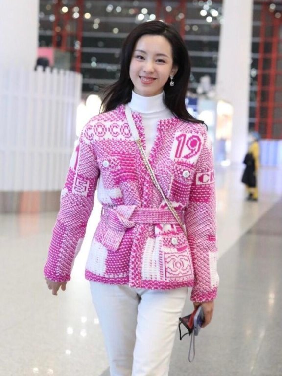 陈都灵穿针织毛衣时髦大气 甜美女神非她莫属!