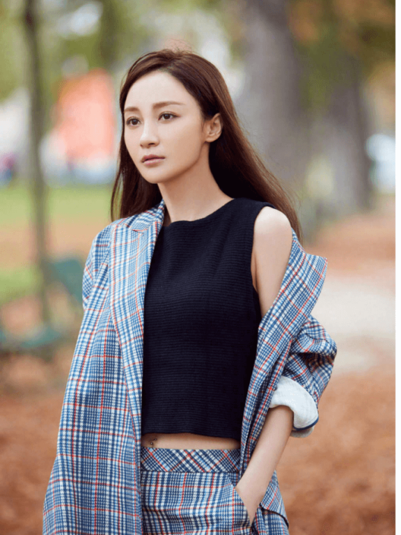姚笛穿格纹西服套装,高级时髦又干练