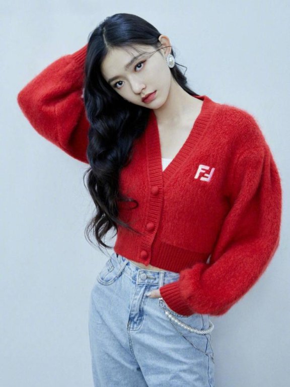 林允2021开年红色开衫配牛仔裤,少女活力感满满