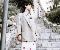 杨紫穿西服搭配印花半身裙简约洋气,漂亮大方