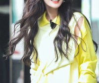 杨幂黄色针织上衣搭黑色破洞裤,捂嘴娇笑又美又甜!