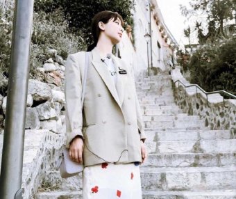 杨紫穿西服搭配印花半身裙简约洋气,漂亮大方