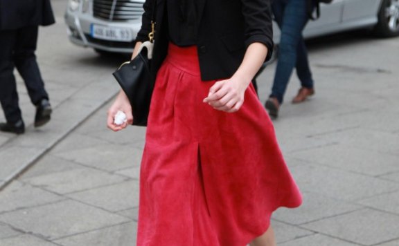 冬季半身裙怎么搭配 冬季半身裙这样穿才好看