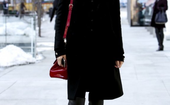 黑色大衣的减龄穿搭技巧 黑色大衣这样穿减龄