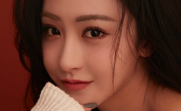 朱圣祎曝新年红写真 甜美和性感都有
