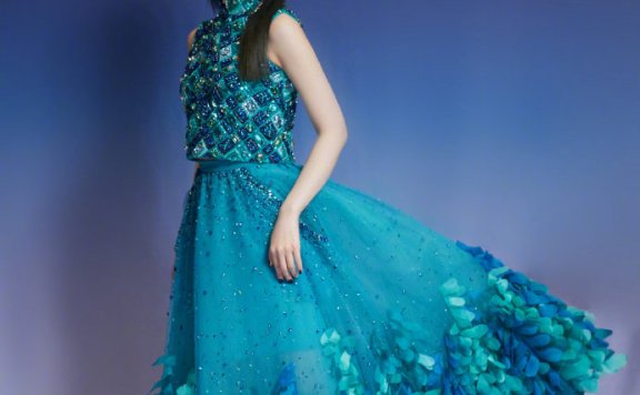 孟美岐穿孔雀绿高定礼裙 戴奢华珠宝明艳动人