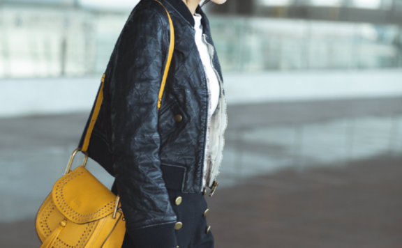 高圆圆一身黑造型搭配棕色挎包走机场,照样穿时髦爆