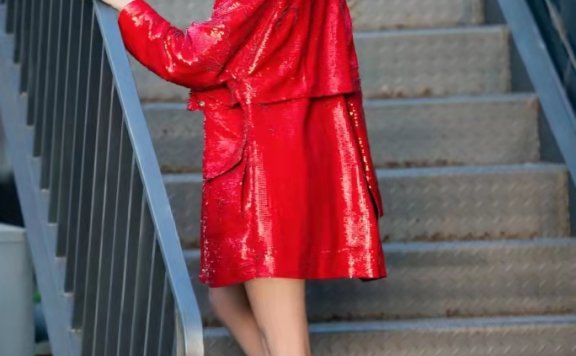 万茜红色外套配A裙 匀称美腿气质抢镜