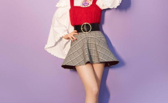 戚薇花边衬衣配红色吊带公主范十足，喜庆还很洋气