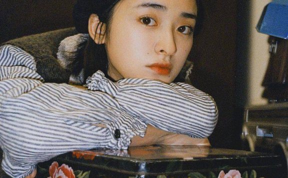 沈月衬衫马甲搭格子长裙尽显俏皮 精致复古太有气质