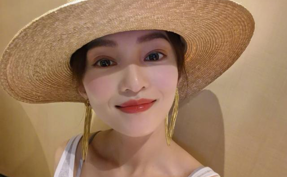 张韶涵开口就有穿透云霄的爆发力,衣品充满了少女感