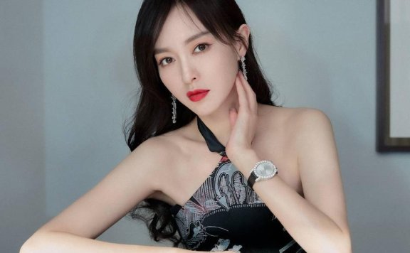 唐嫣中式风新年写真曝光 一袭黑色长裙端庄美艳