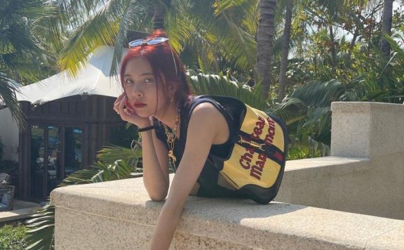 宋妍霏因受伤跨界做演员,实力不够时尚来凑,她是下一个杨幂?