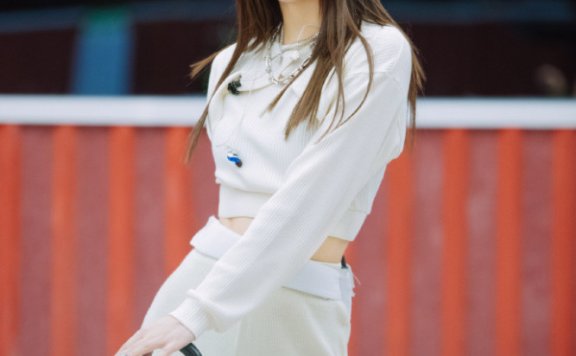 44岁曾黎穿露脐装踢馆“浪姐”蛮腰抢镜，太让人羡慕了