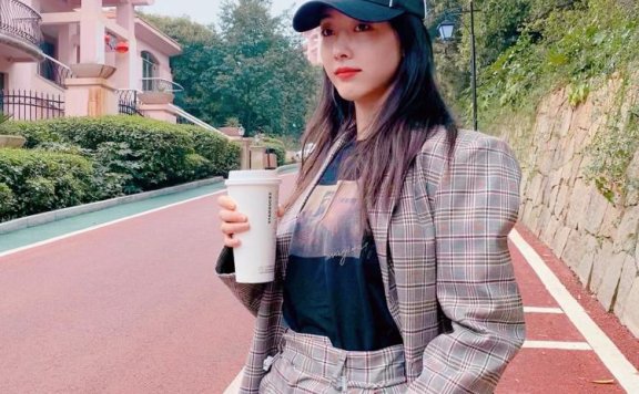 成为浪姐2中的意难平,宣璐却状态良好,格纹西装棒球帽帅气