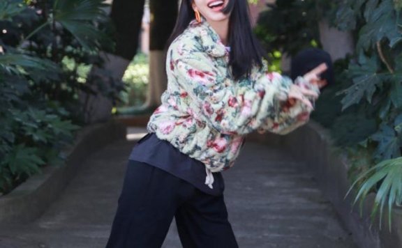 李菲儿穿针织衫配睡裤小区楼下放风,休闲居家慵懒随意太接地气