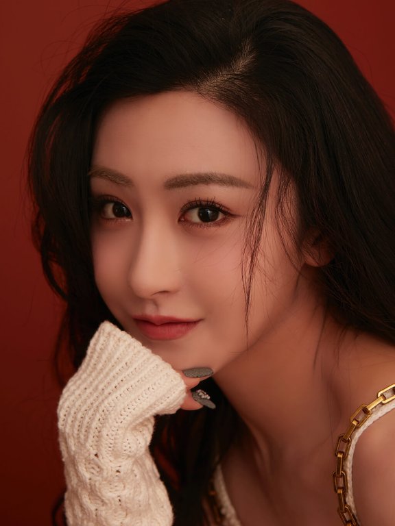 朱圣祎曝新年红写真 甜美和性感都有