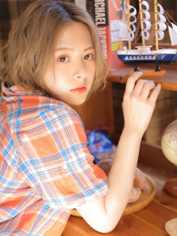 短发衬衫美女侧颜秀美居家图片写真