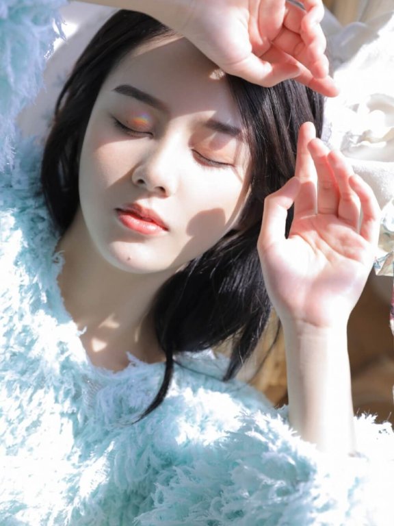 皮肤白皙的大眼美女修长美腿诱人图片写真