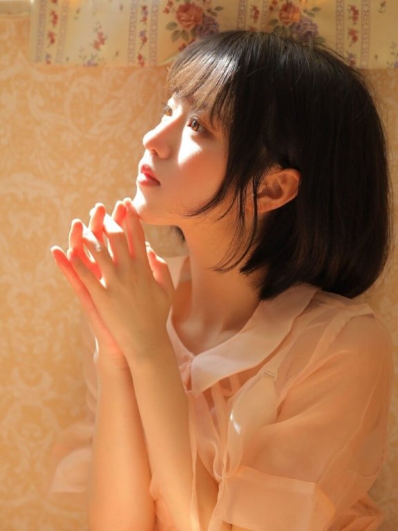 甜美小萝莉短发绝美光影私房图片写真