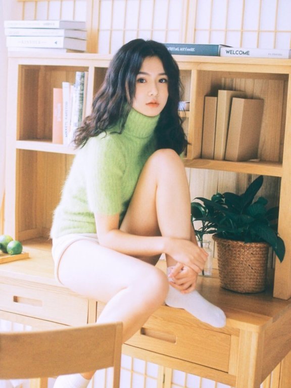 穿绿色柔软毛衣的御姐美女美腿私房照片写真