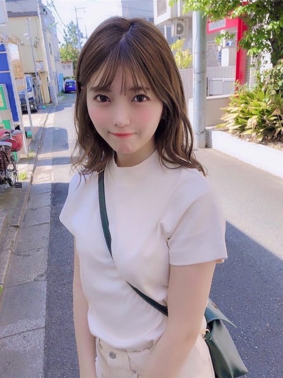 日系邻家小姐姐街头青涩甜美照片