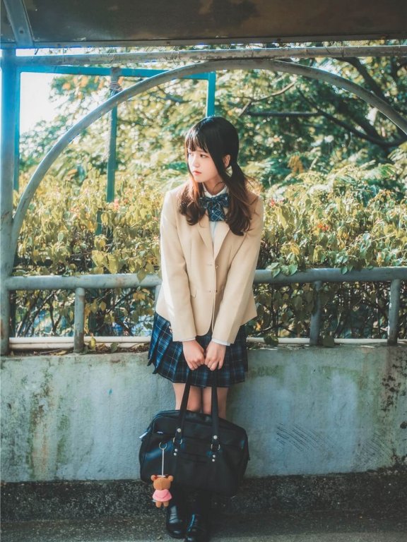穿校服的清纯柔美少女清晨户外唯美写真