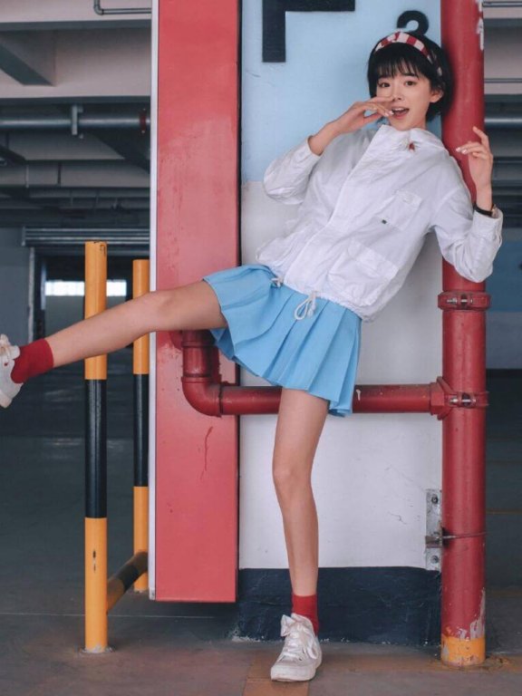 清纯短发活泼美女户外艺术风格写真