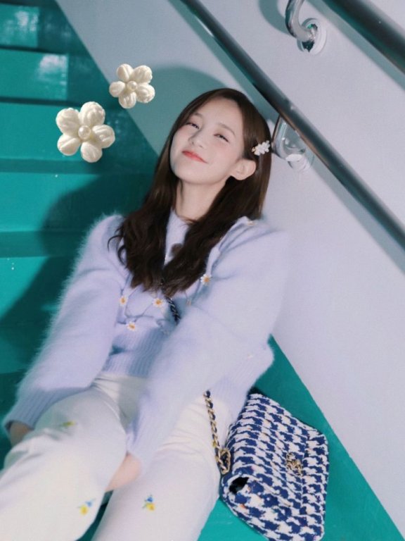 李一桐用颜色穿出元气少女感,也太显嫩了