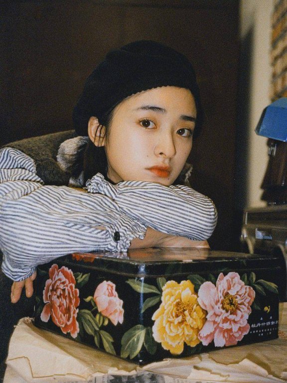 沈月衬衫马甲搭格子长裙尽显俏皮 精致复古太有气质