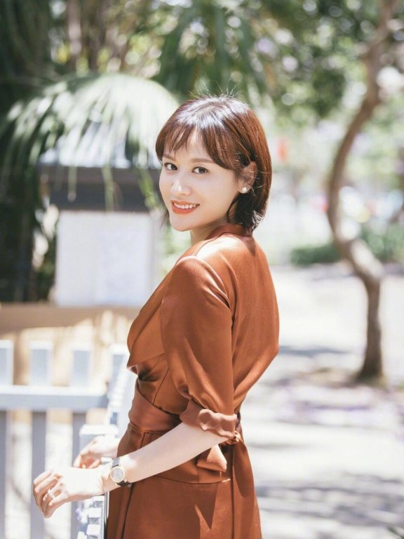 时尚辣妈叶一茜穿V领连衣裙华丽大气,端庄稳重太有气质