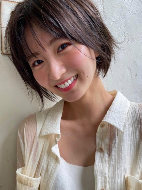 日系时尚杂志模特冈崎纱绘甜美笑容亲和力十足,完全理想型女友