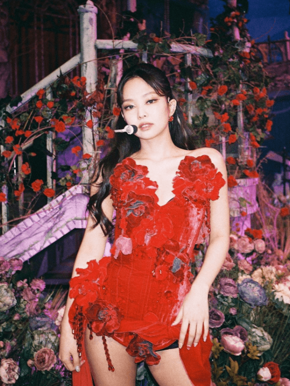 Jennie穿红装太撩人,锁骨窝精致抢镜,哪吒头中国风十足