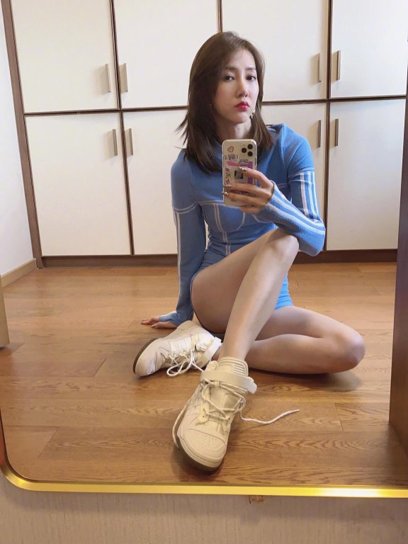 弦子示范自拍动作,穿蓝色运动衣大秀美腿,太擅长自拍了