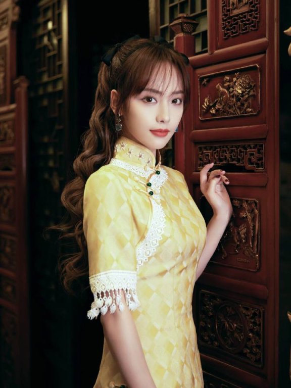 张嘉倪一袭少女装可爱甜美,越活越年轻