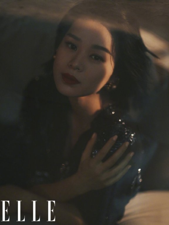 胡杏儿晒孕期时尚大片,7个月孕肚抢镜,无惧怼脸拍风韵犹存