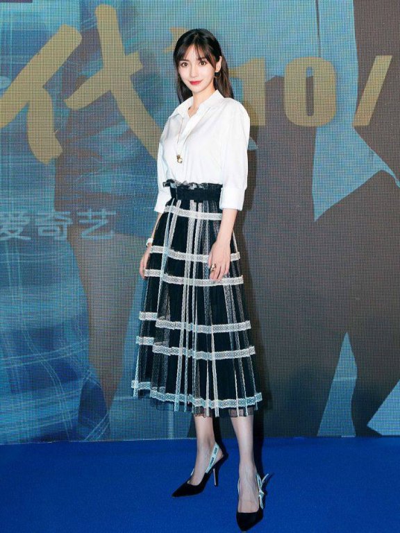 白衬衫搭配裙子性感时髦,自带初恋气息,杨幂李沁都爱这样穿