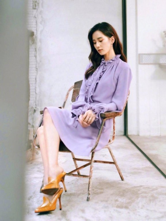 刘诗诗情人节穿紫色长裙温婉可人,披肩长卷发尽显优雅气质