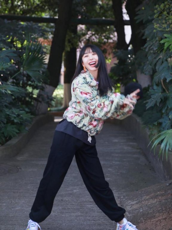 李菲儿穿针织衫配睡裤小区楼下放风,休闲居家慵懒随意太接地气