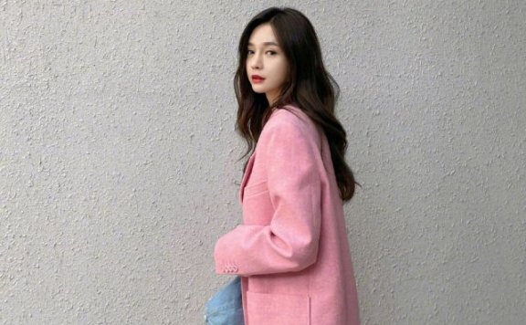 沈梦辰把粉色西装穿出了时尚感，搭配牛仔裤甜美又高级