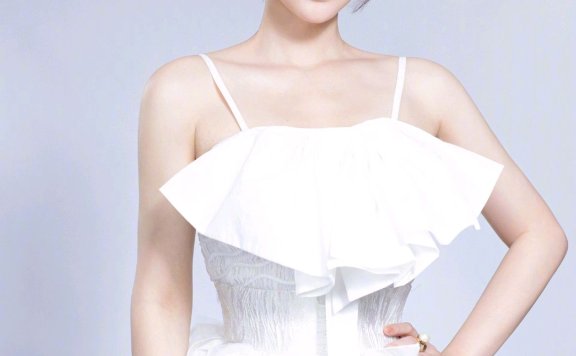 柳岩穿白色吊带连衣裙,美得像少女一样