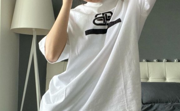 金智妮穿T恤配蕾丝裙在家摆pose,扎小辫子好酷