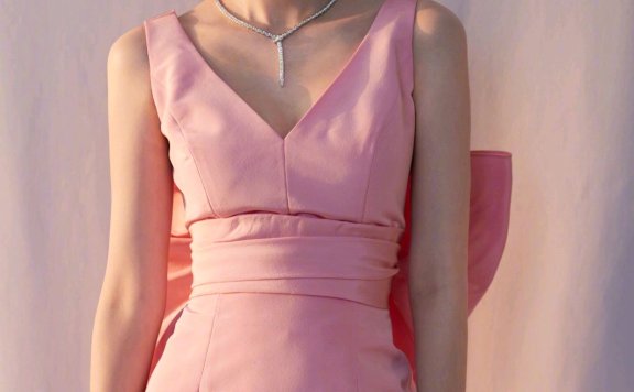 唐艺昕V领粉色连衣裙不仅甜美还减龄,这样的女生谁不爱