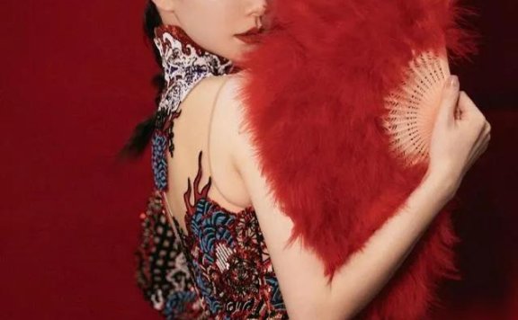 戚薇穿旗袍带有浓浓中国风，高贵气质压不住妩媚性感！