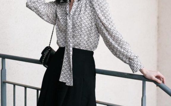 2021春天流行衬衫搭配黑色半身裙，减龄优雅显高级